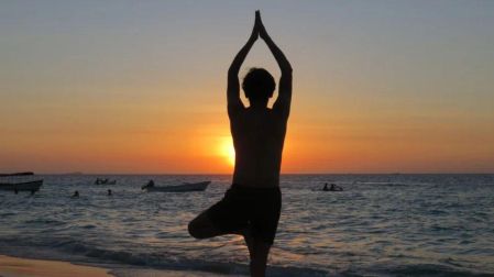 El yoga es una de las prácticas físicas con beneficios para la salud y el bienestar emocional.