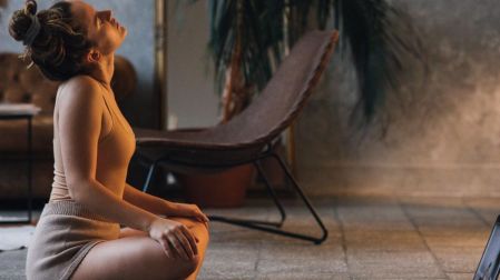 Hacer yoga se vincula con posibles beneficios para el bienestar general, el equilibrio, el sueño y el manejo del estrés.