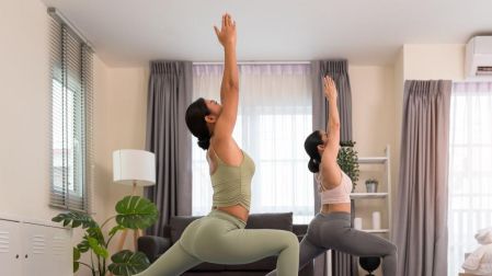 Entre los beneficios físicos está la flexibilidad, el equilibrio, la fuerza muscular y coorinación.