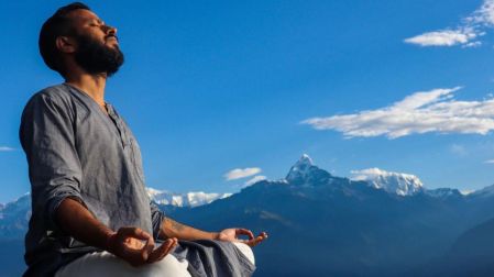 El yoga también incorpora técnicas de respiración y atención que pueden ayudar a algunas personas a manejar el estrés.