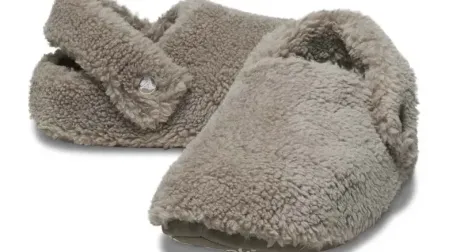 Classic Cozzzy Slipper, modelo de Crocs