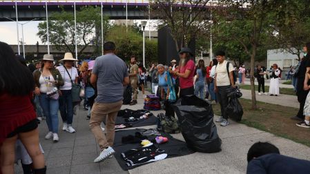 Fans denunciaron la reventa de boletos y la venta de mercancía pirata de BTS.