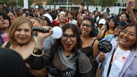 Fans de BTS afuera del Estadio GNP