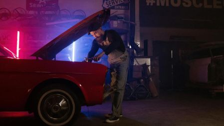 Un mecánico arreglando el motor de un auto dentro de su taller