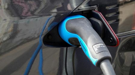 Cargador de auto eléctrico conectado a la toma del auto
