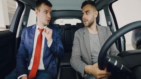 personas sentadas en el interior de un auto hablando