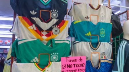 “Bara, bara': seis de cada 10 jerseys del Mundial podrían ser ilegales o piratas.