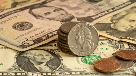 Peso inicia la semana con retroceso frente al dólar; esto dicen los expertos