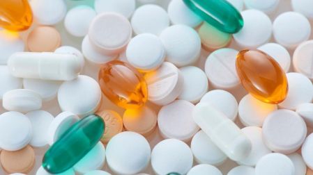 Cofepris alerta por falsificación de medicamento contra el cáncer y bebidas alcohólicas