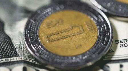 Peso mexicano se fortalece frente al dólar tras declaraciones de Trump.