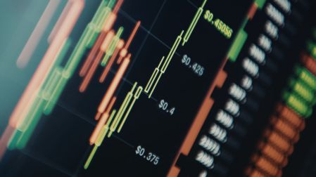 Peso mexicano se fortalece frente al dólar tras declaraciones de Trump.