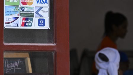 Visa y Mastercard salen de Cuba