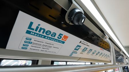 Detalle del interior de las unidades de la Línea 5, donde se aprecian los mapas de las tres rutas troncales (T01, T02 y T03) que enlazan el Aeropuerto con puntos estratégicos como el Estadio Chivas, Agua Azul y la Expo Guadalajara