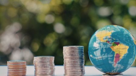 Guerra entre EU e Irán golpea al PIB mundial: Fitch rebaja previsión de crecimiento.