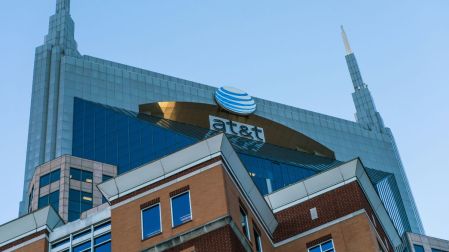 AT&T avanza con el registro de telefonía móvil; lanza programa de Cuidado Digital.