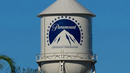 Estados de EU alistan demanda para bloquear compra de Warner Bros por Paramount.