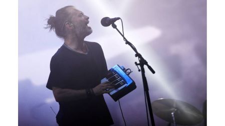 Thom Yorke cantando.