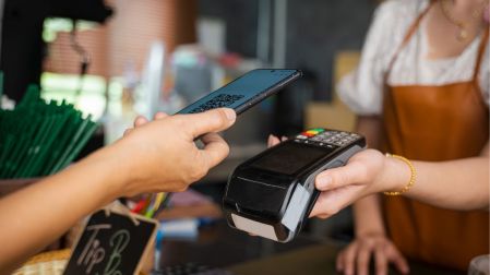 ¿Por qué las personas cuidadoras evitan los bancos y pagos digitales?