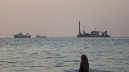El movimiento con mayor impacto económico global ha sido el bloqueo absoluto del Estrecho de Ormuz.