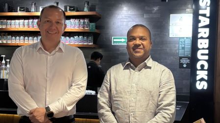 Raúl Sierra, director de Operaciones de Starbucks México, y  José Pozo, director de Desarrollo y Diseño de Starbucks LA.