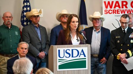 EnTexas, Brooke Rollins, secretaria de Agricultura de EU, dijo que hay acciones agresivas para contener y erradicar esta amenaza.