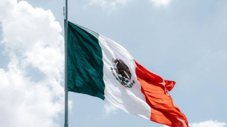 Peso resiste pese a expectativas de menor crecimiento del PIB en México