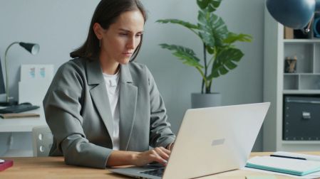 ¿Qué dice la ley sobre el trabajo remoto y cuáles son las obligaciones de los empleados?