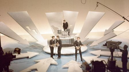 La canción fue grabada únicamente por McCartney, algo inédito para The Beatles.