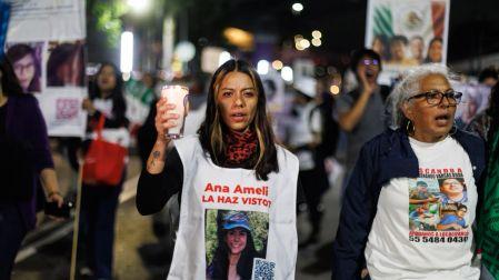 Caminata por los desparecidos de la estación Registro Federal del tren Ligero al Estadio Ciudad de México.