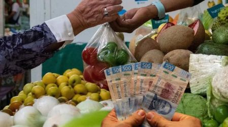Canasta alimentaria sigue presionando a los mexicanos; acumula 15 meses al alza.