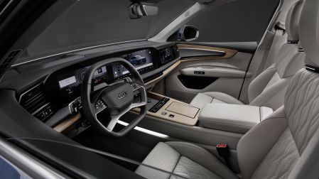 La pantalla panorámica Audi MMI, con diseño curvo y tecnología OLED, abarca la cabina virtual y la pantalla táctil MMI