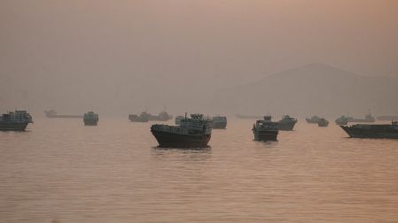 OPEP reduce producción de crudo por guerra en Oriente Medio; cae un 30%