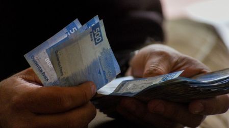 Ante la presión económica, trabajadores priorizan la estabilidad sobre los beneficios laborales.