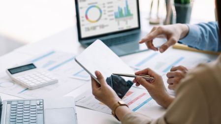 Empresas adoptan agentes de IA, pero trabajadores desconfían de estos sistemas