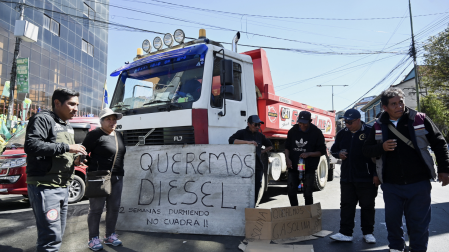 Los conductores duermen en sus vehículos durante días en las cercanías de las gasolineras a la espera de abastecerse.