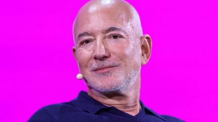 IA provocará escasez laboral: Jeff Bezos
