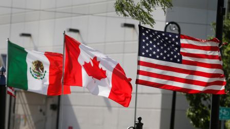 Trump dice que a EU le iría mejor sin el T-MEC, pero está dispuesto a renovarlo