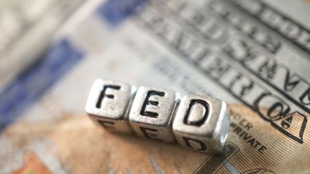 Warsh anuncia transformación de la Fed y anticipa posible alza de tasas este año,