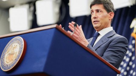 Warsh anuncia transformación de la Fed y anticipa posible alza de tasas este año.