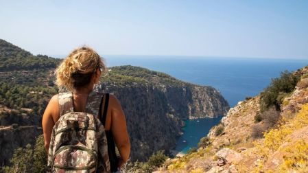 Los consejos que debes seguir si planeas viajar solo este año