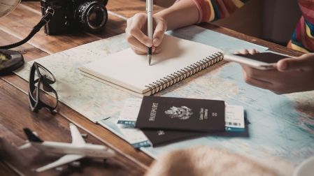Los consejos que debes seguir si planeas viajar solo este año