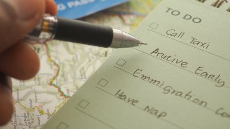 Los consejos que debes seguir si planeas viajar solo este año