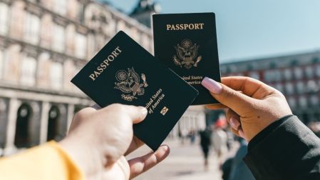 Los consejos que debes seguir si planeas viajar solo este año