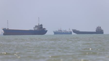 Envío de petróleo se reactiva en Ormuz por tregua entre EU Irán; mantienen estricta vigilancia
