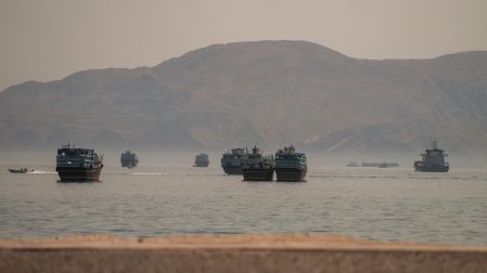 Envío de petróleo se reactiva en Ormuz por tregua entre EU Irán; mantienen estricta vigilancia