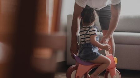La sociedad actual exige papás presentes, pero les da menos tiempo con sus hijos