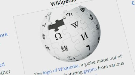 Wikipedia no confía ‘lo suficiente’ en la IA: rechaza su uso para editar artículos.