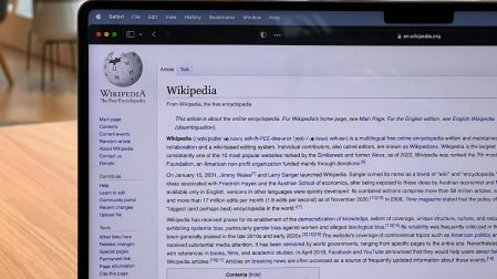 Wikipedia no confía ‘lo suficiente’ en la IA: rechaza su uso para editar artículos