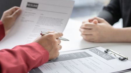 Fallo contra la IA: Un software que filtra CV va a juicio por discriminación