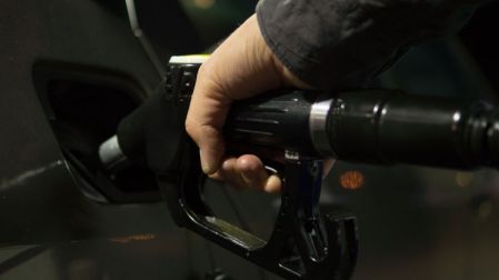 Gasolineros acusan presión federal por desabasto y multas.
